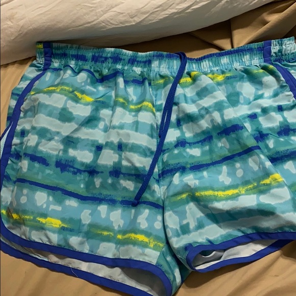 Women’s multi color under armour shorts - Picture 2 of 5